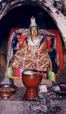 2-King_Songsten_Gampos_statue_in_his_meditation_cave_at_Yerpa